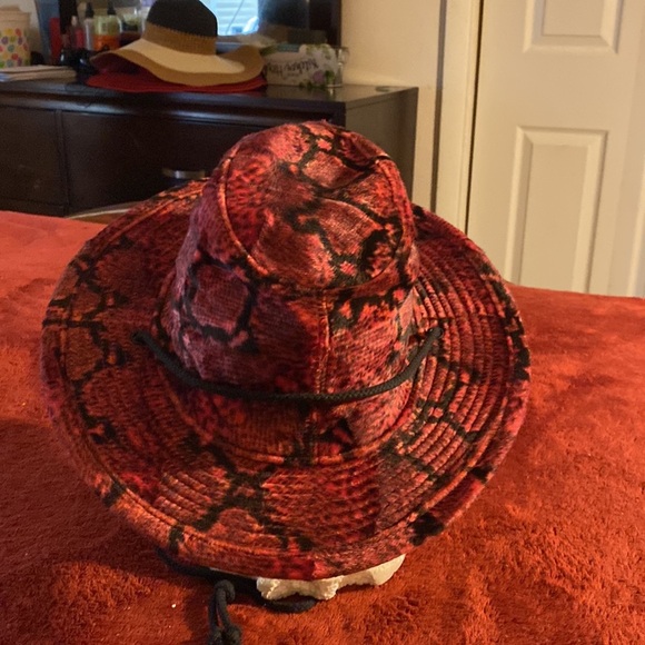 Black and red hat designer - Picture 11 of 12